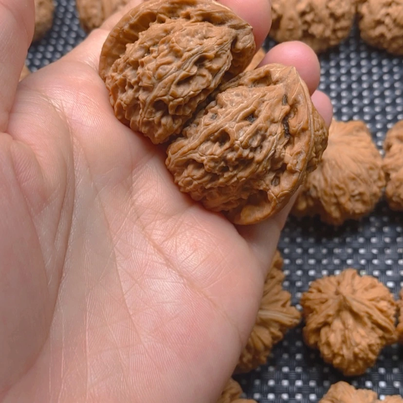 【闪购商品】文玩核桃吊坠年**贝核桃