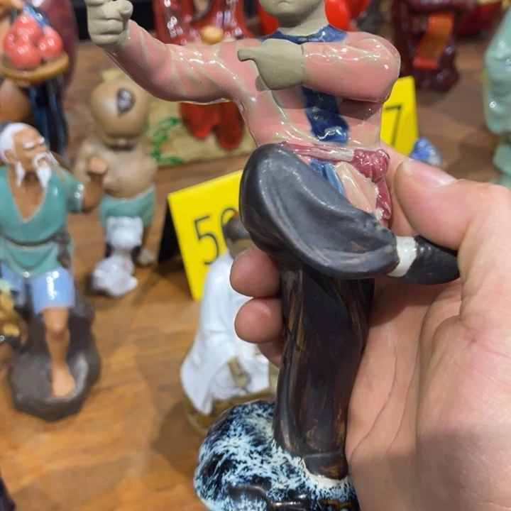 石湾公仔衬托盆景漂亮