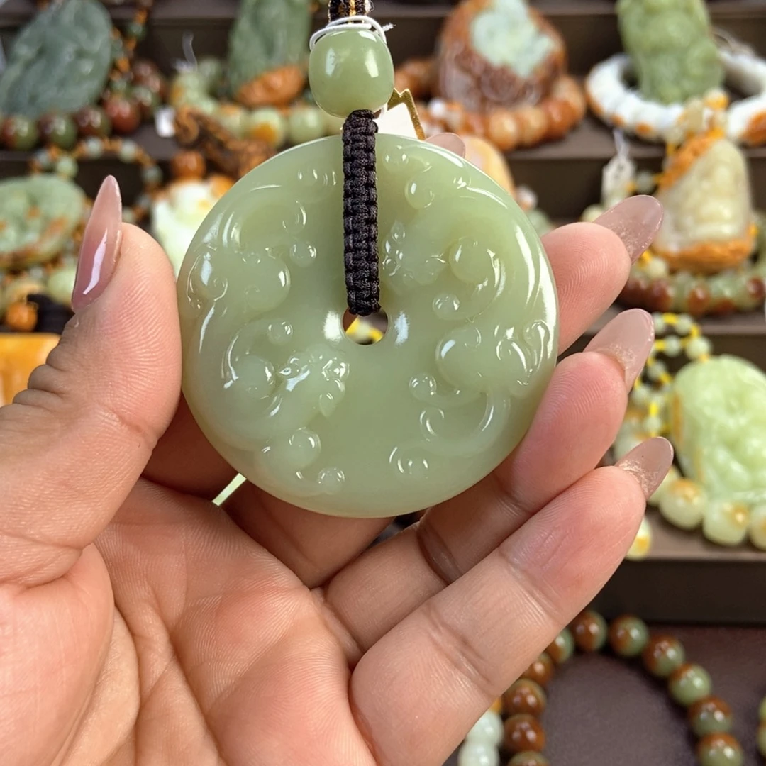 人***安透闪石质玉未镶嵌挂件