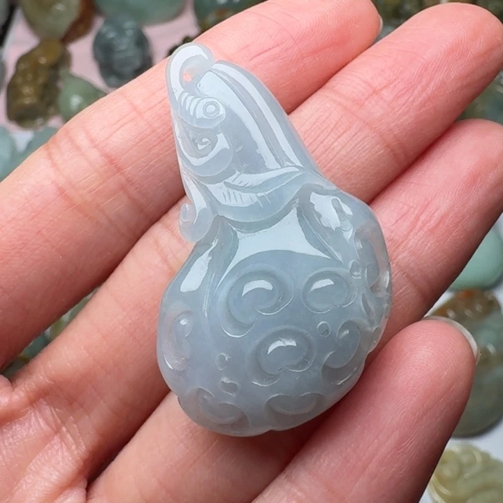 翡翠未镶嵌颈饰莲蓬