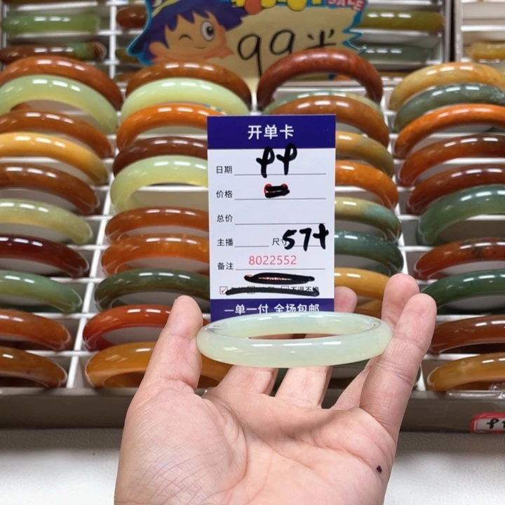 蛇纹石玉手镯未镶嵌美***姐