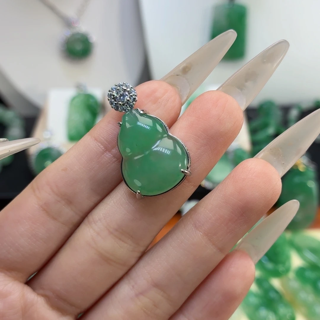 石英质玉（非洲翠）未镶嵌颈饰AB