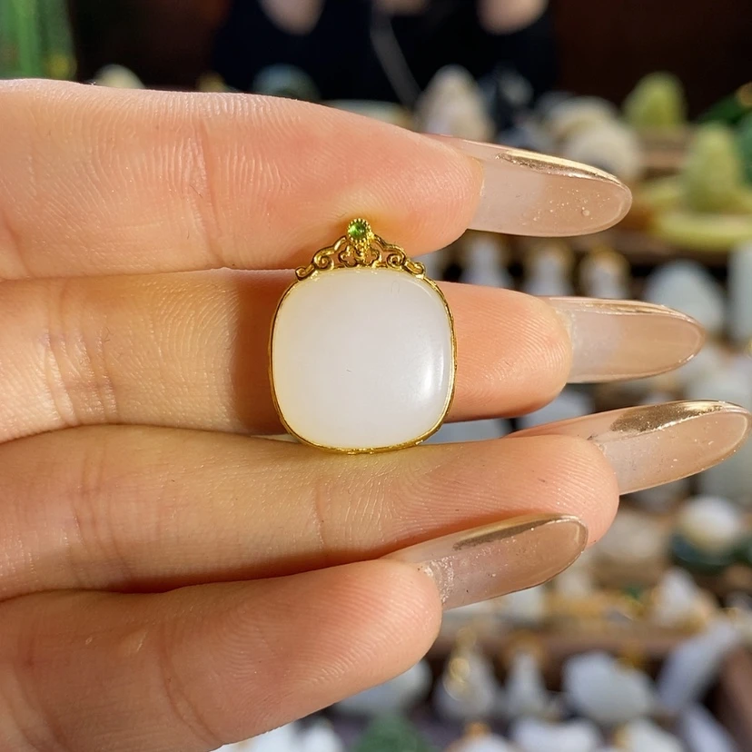 【闪购商品】和田玉吊坠18K金镶嵌兔*娃