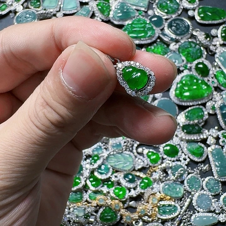 翡翠颈饰未镶嵌天然A货翡翠放漏