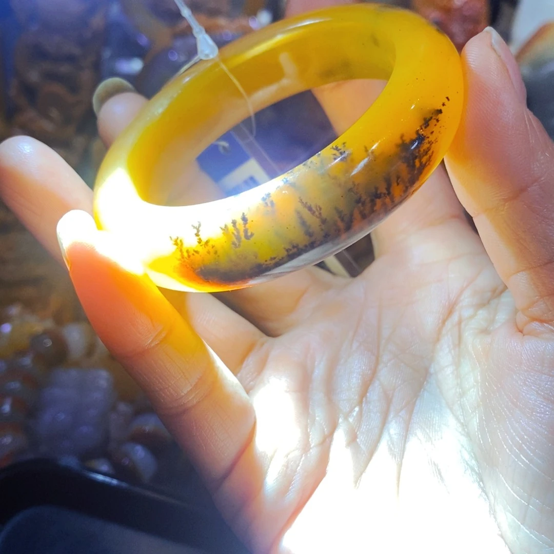 未镶嵌石英质玉（黄龙玉）颈饰