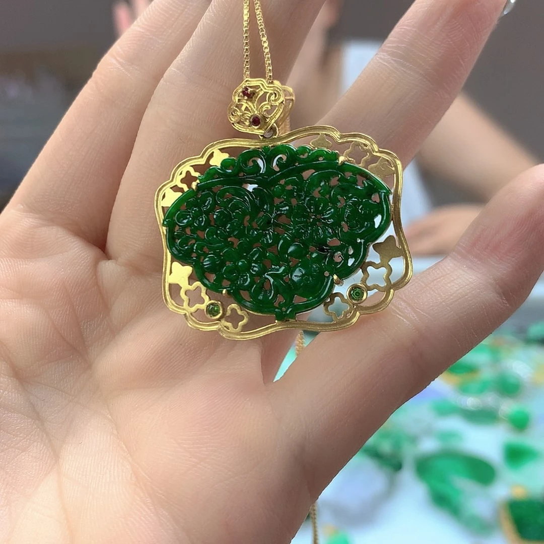 翡翠18K金镶嵌颈饰翡翠