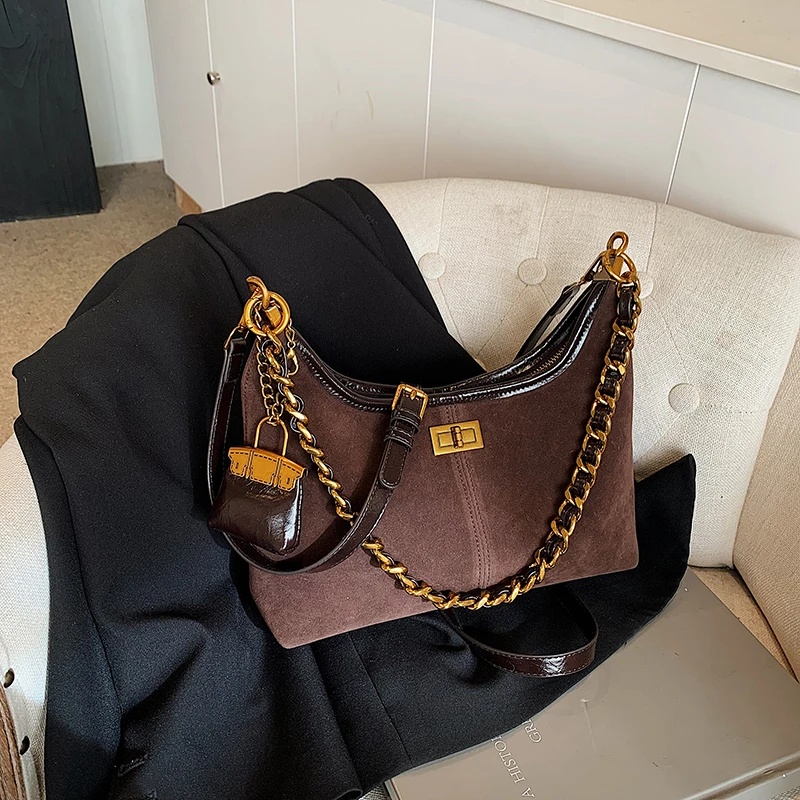 2025早春新款单肩腋下斜挎包女链条大容量牛角托特磨砂复古小香风