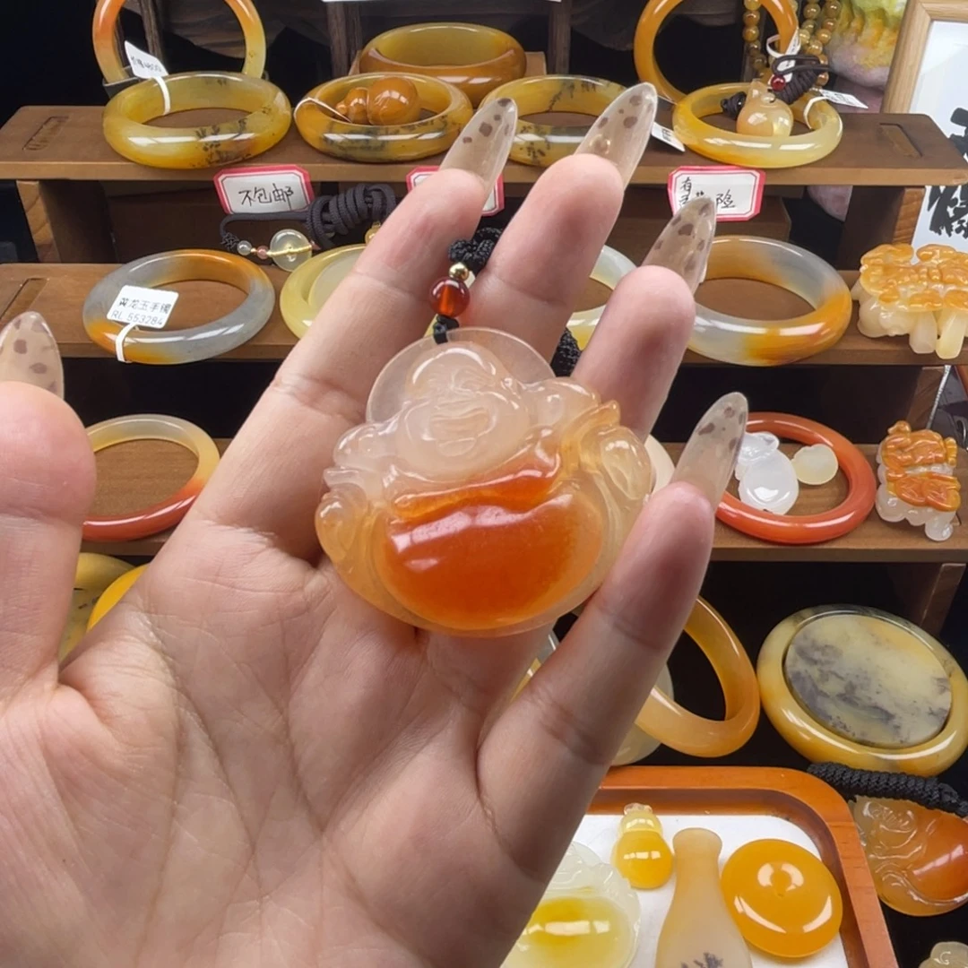 未镶嵌石英质玉（黄龙玉）颈饰