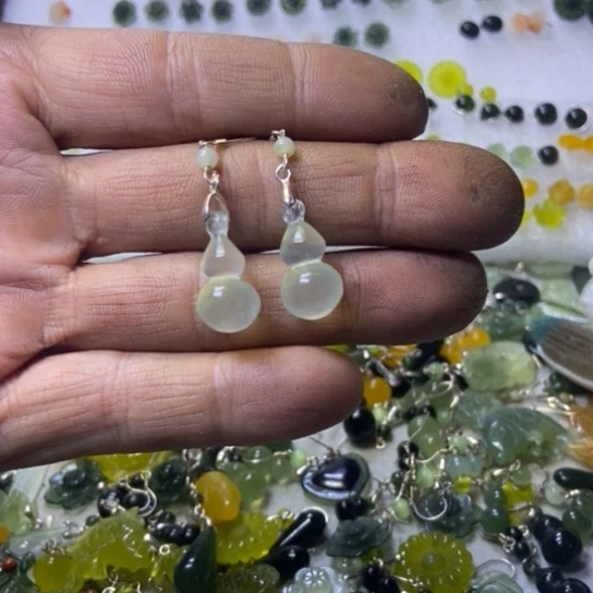 蛇纹石玉未镶嵌耳钉