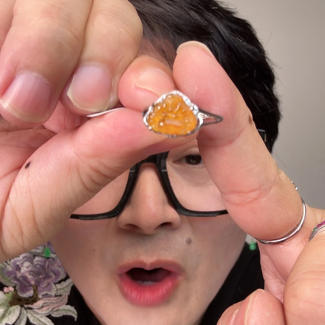 翡翠未镶嵌颈饰一件