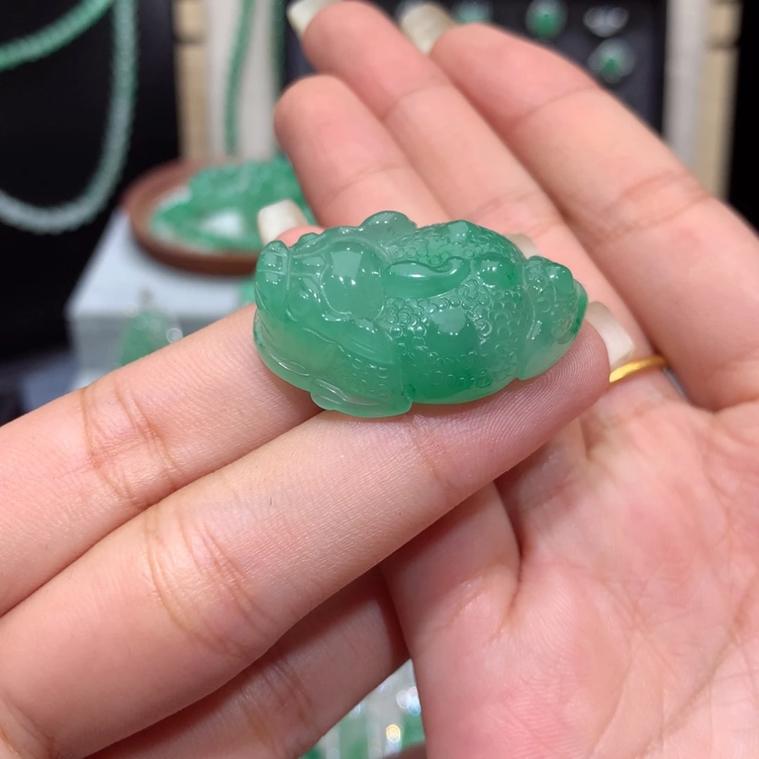 颈饰未镶嵌石英质玉（非洲翠）