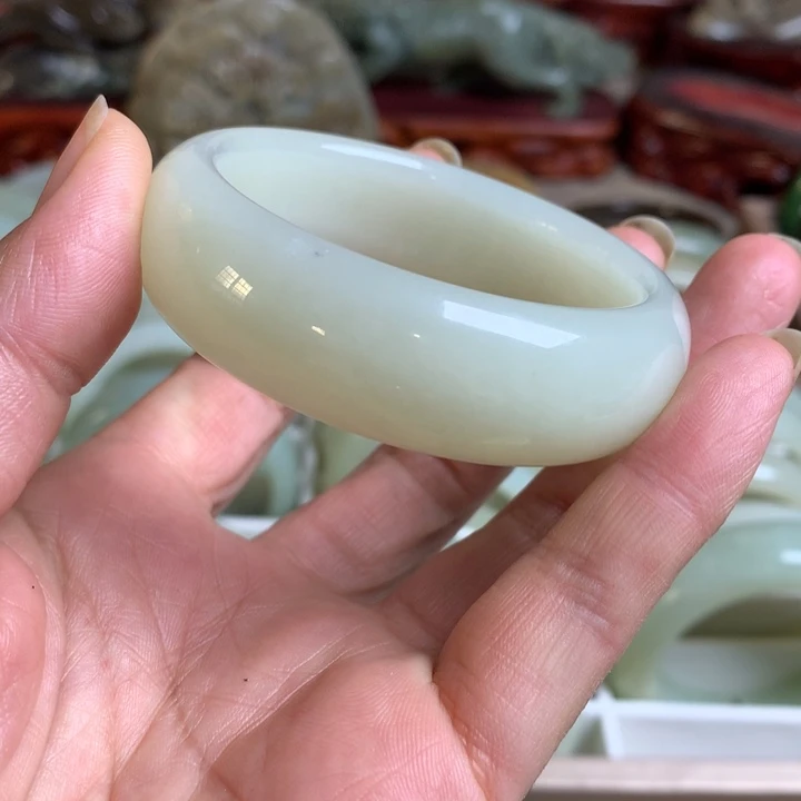 钮***吒和田玉（糖玉）未镶嵌手镯