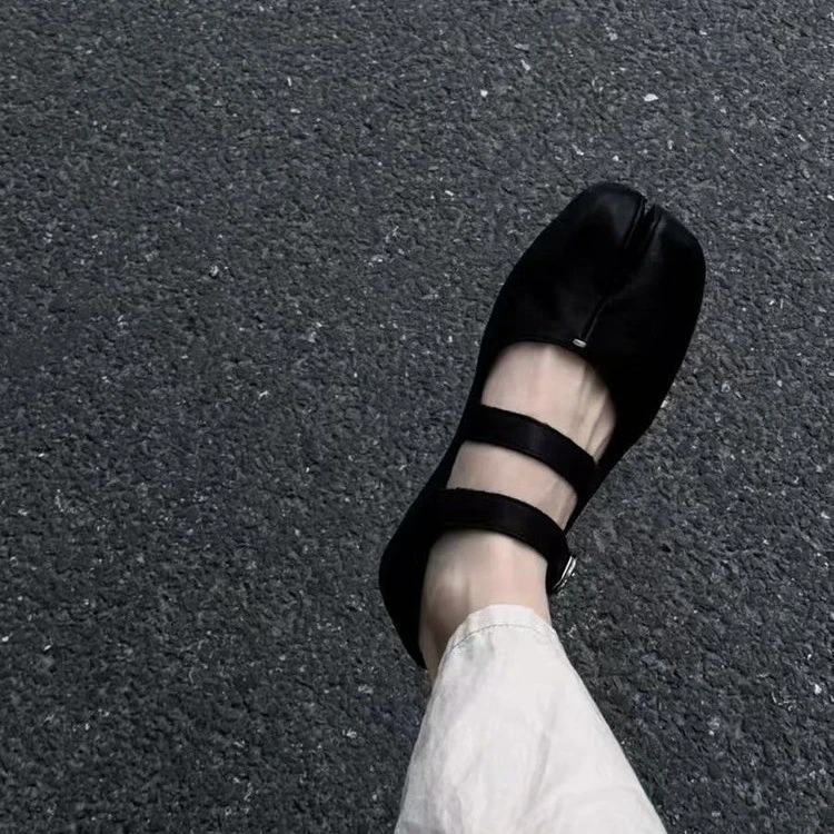 2025秋季复古分趾猪蹄鞋平底玛丽珍单鞋浅口一字带百搭芭蕾舞鞋女