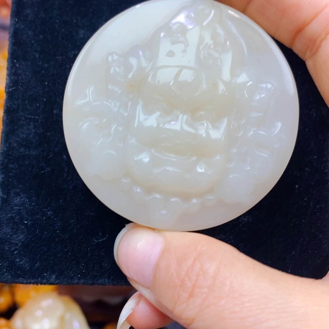 未镶嵌石英质玉（黄龙玉）颈饰