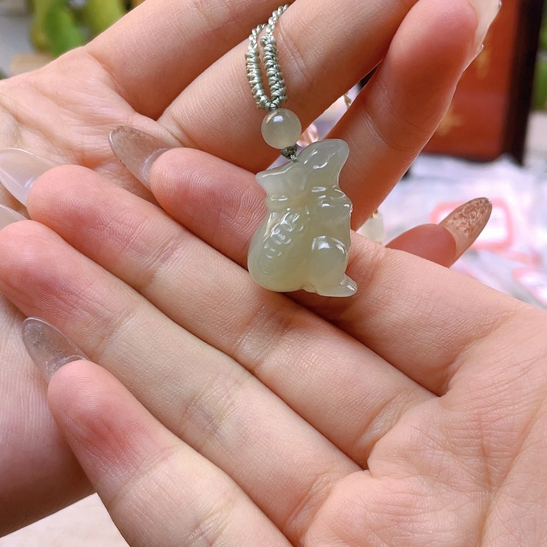冲***兔和田玉未镶嵌吊坠(赠链)