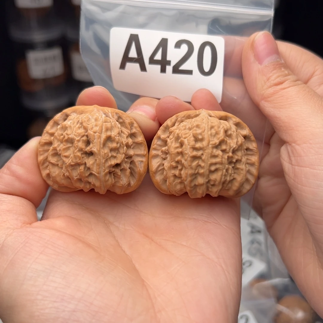 文玩核桃吊坠白狮子43