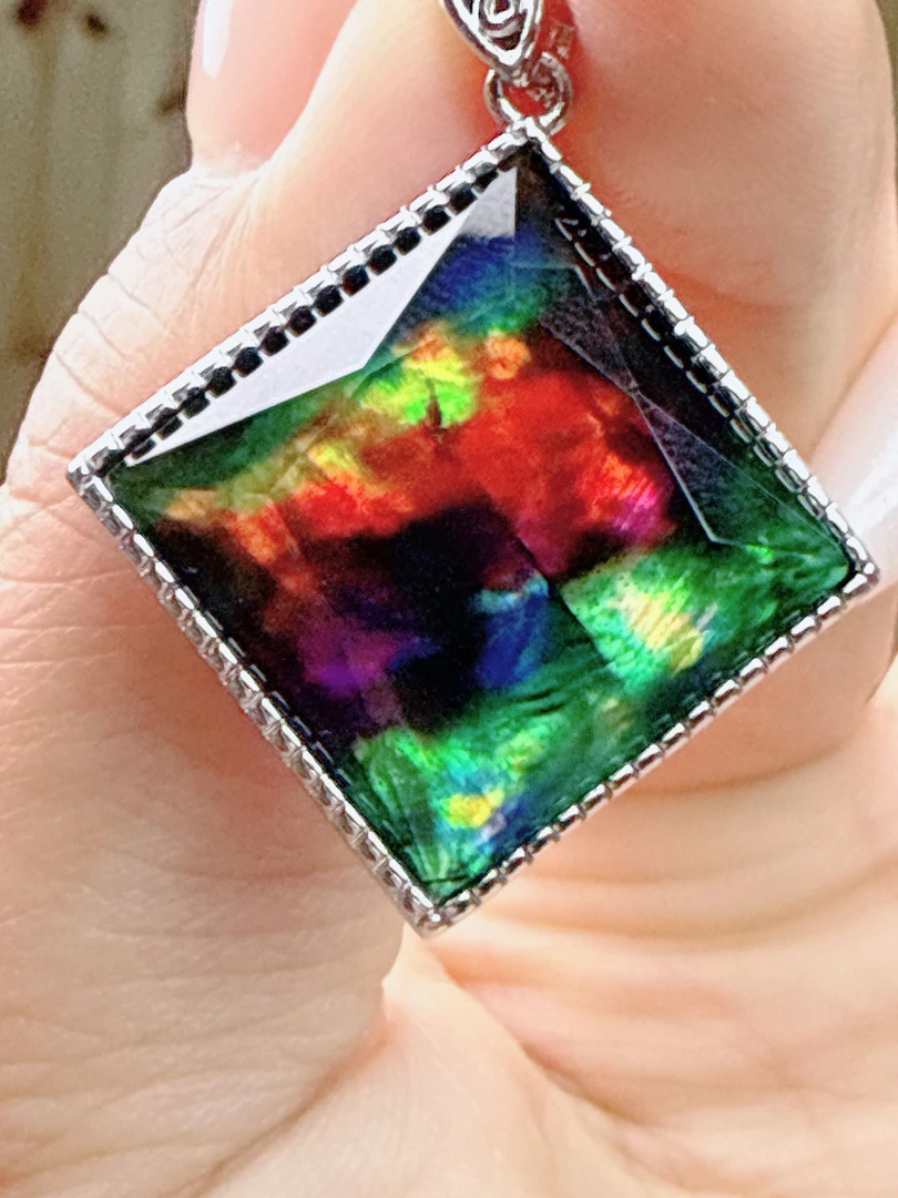 【原矿正品  清雅飘逸】斑彩吊坠Q2005