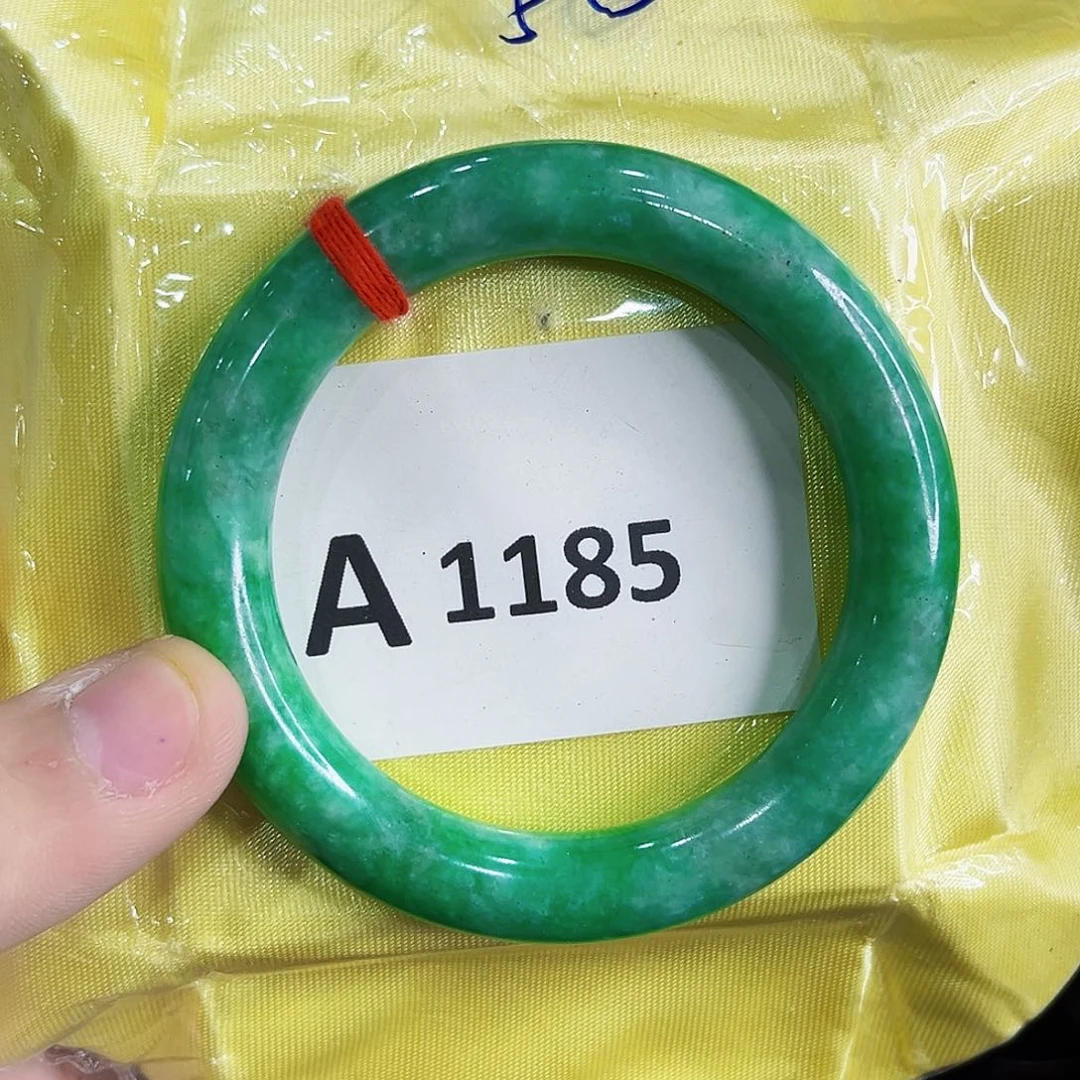 翡翠手镯未镶嵌微瑕