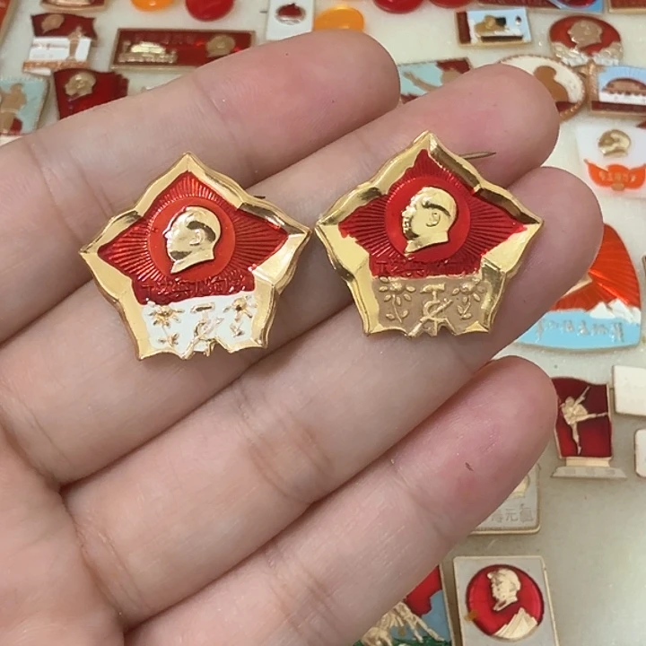 铝微****5毛爷爷像章，两枚