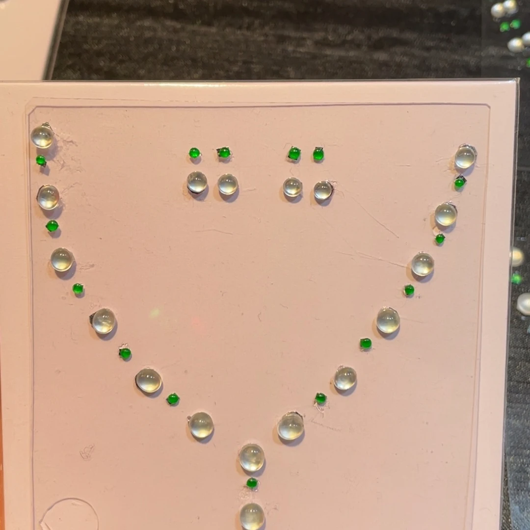 颈饰未镶嵌翡翠蛋面