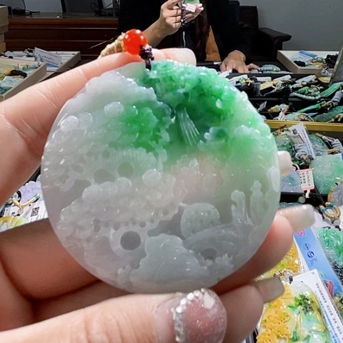 翡翠未镶嵌颈饰一个