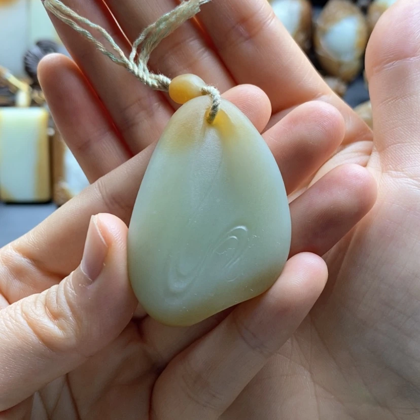 【闪购商品】颈饰未镶嵌和田玉（糖玉）
