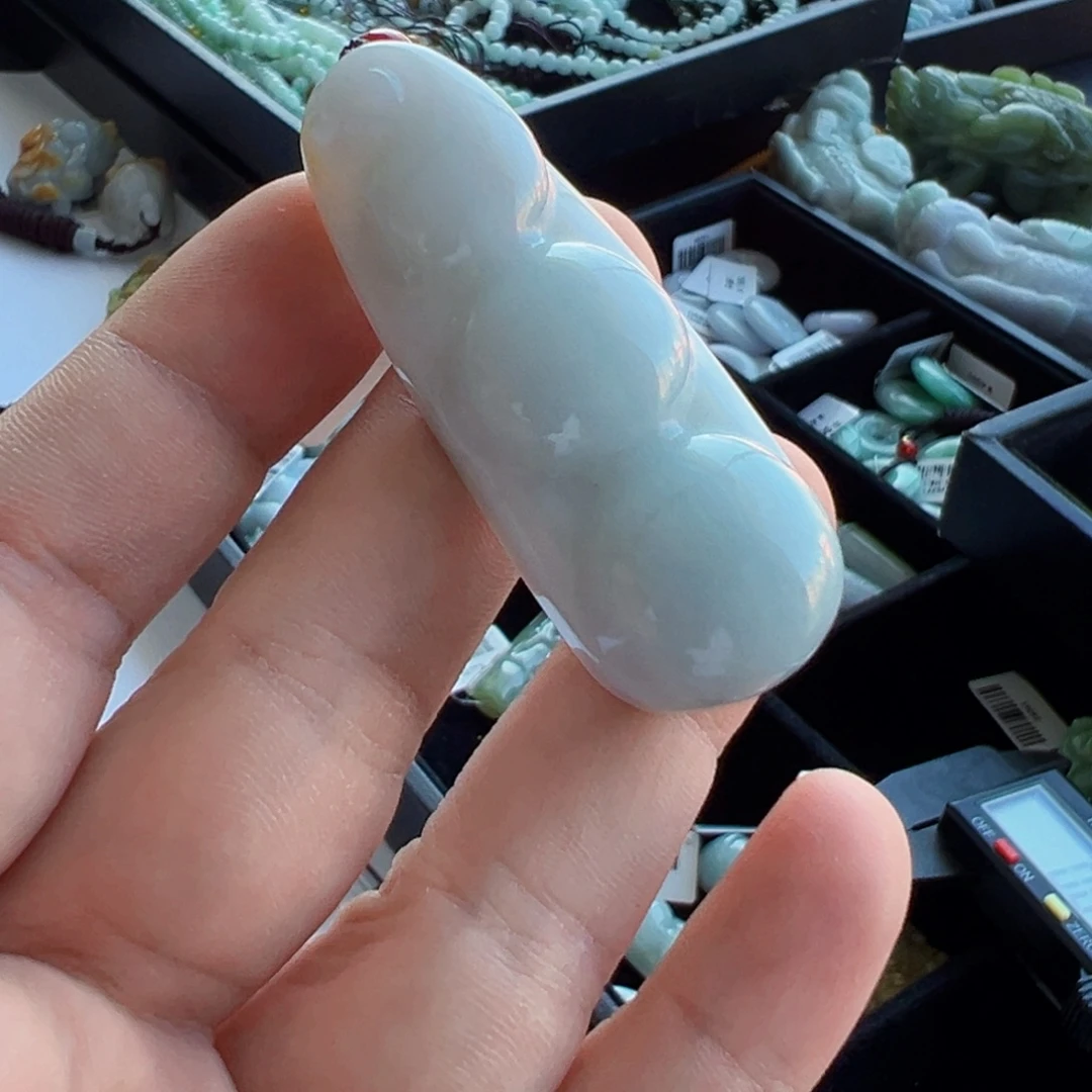 翡翠未镶嵌颈饰豆子