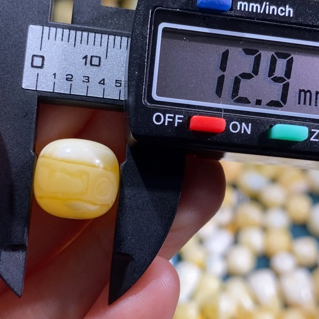 蜜蜡裸石未镶嵌配饰