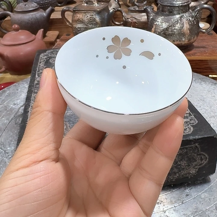 主人杯一个，瓷。。品茗瓷