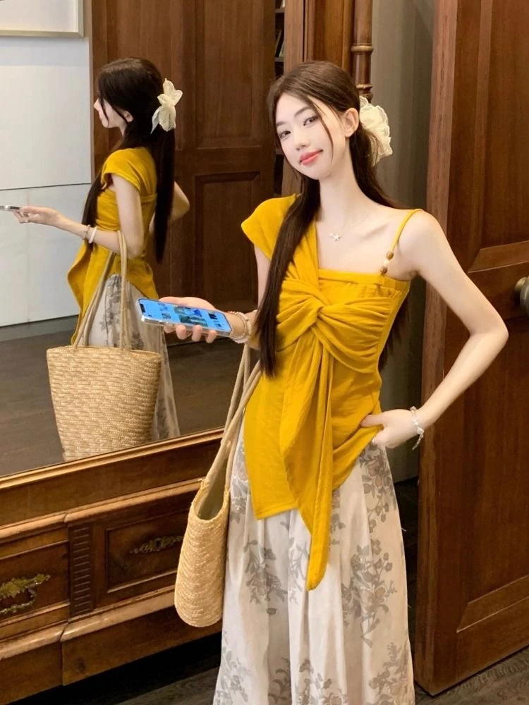 绝美漂亮露肩吊带上衣女夏2025设计感黄色小众不规则法式飘带上衣