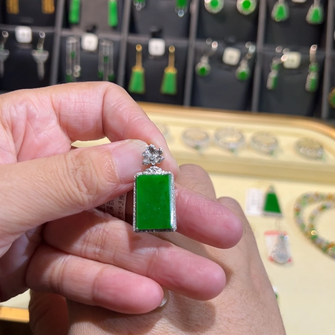 颈饰18K金镶嵌翡翠吊坠