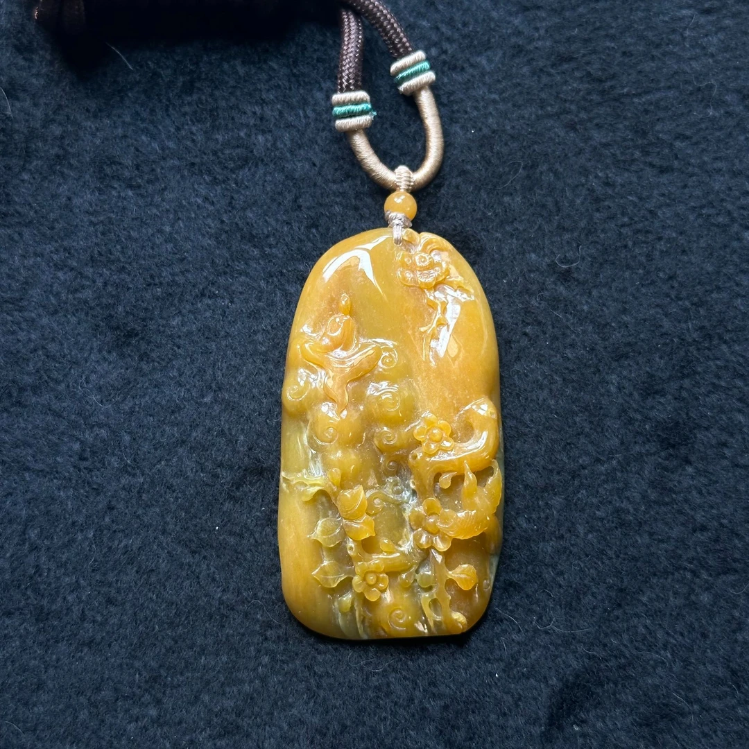 黄翡山水吊坠 雕工精细