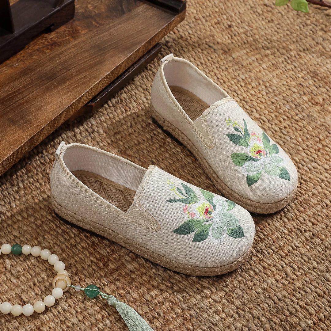 {春绿}新中式国风刺绣青山绣花布鞋软底软面透气一脚蹬女士鞋软底