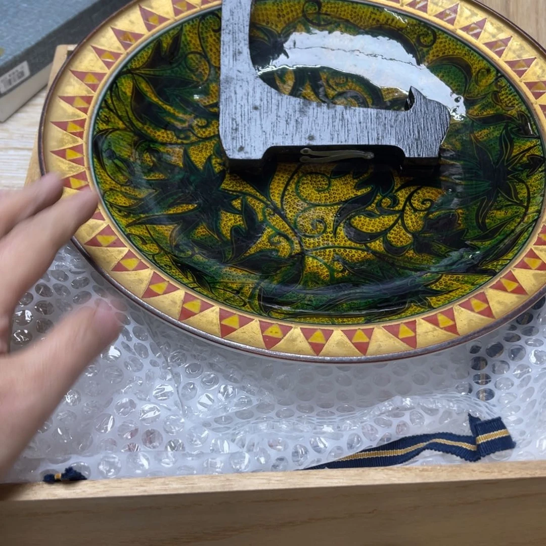 瓷片密密麻麻地排列着一个大