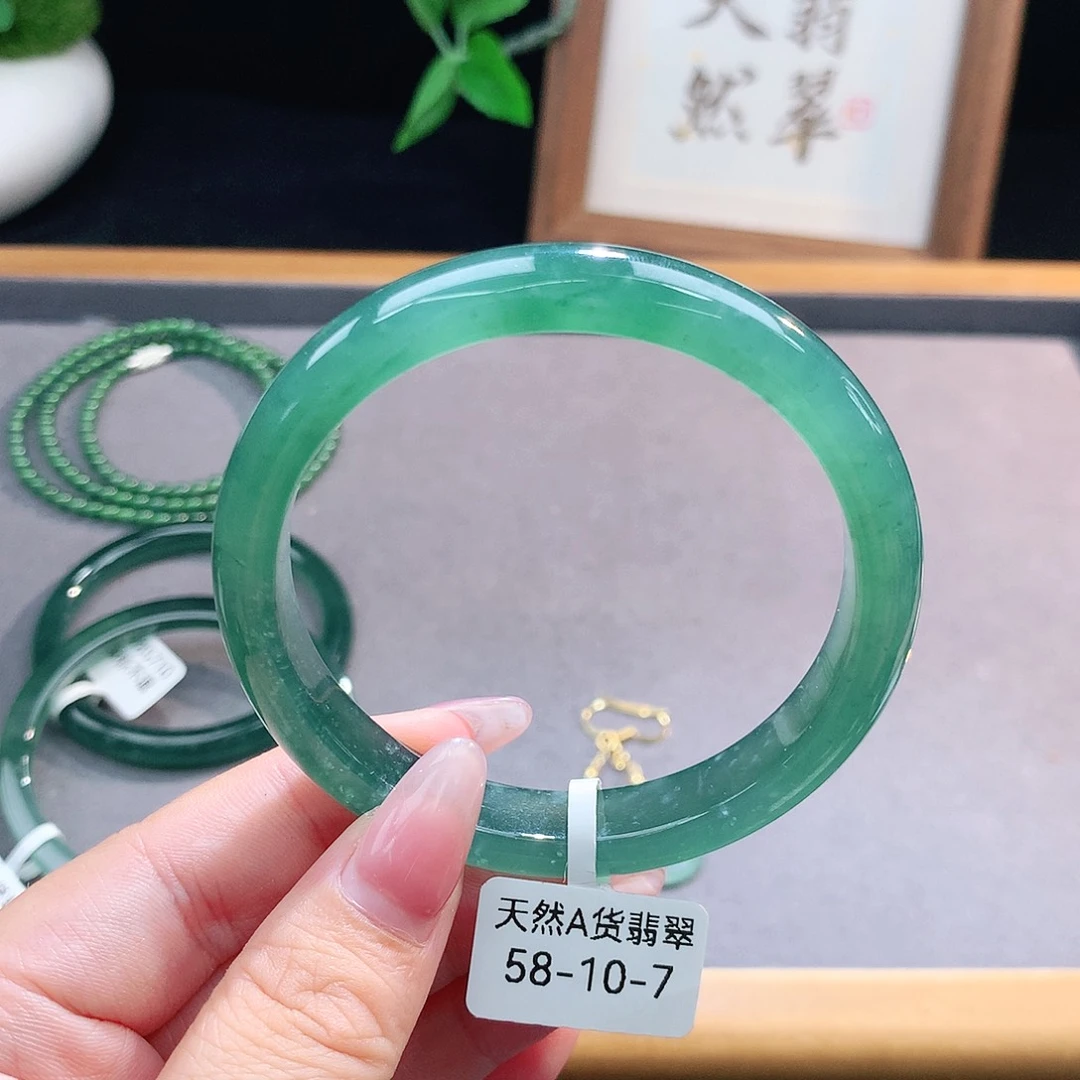 未镶嵌手镯（圆镯）翡翠
