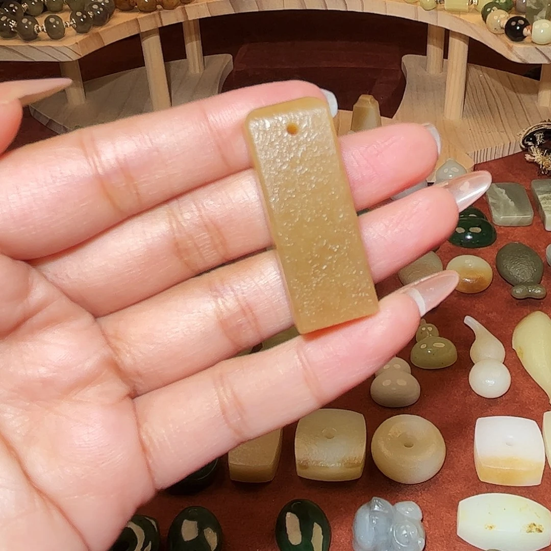 乌***）和田玉未镶嵌颈饰