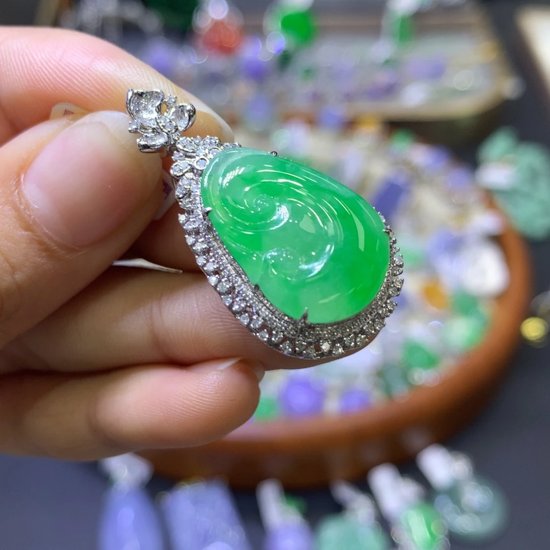 翡翠18K金镶嵌颈饰翡翠吊坠项链