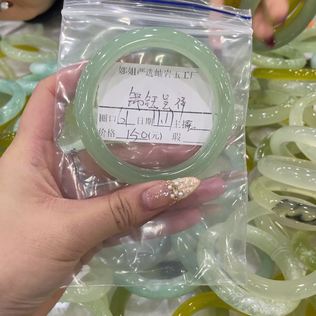 锦***祥蛇纹石玉未镶嵌手镯