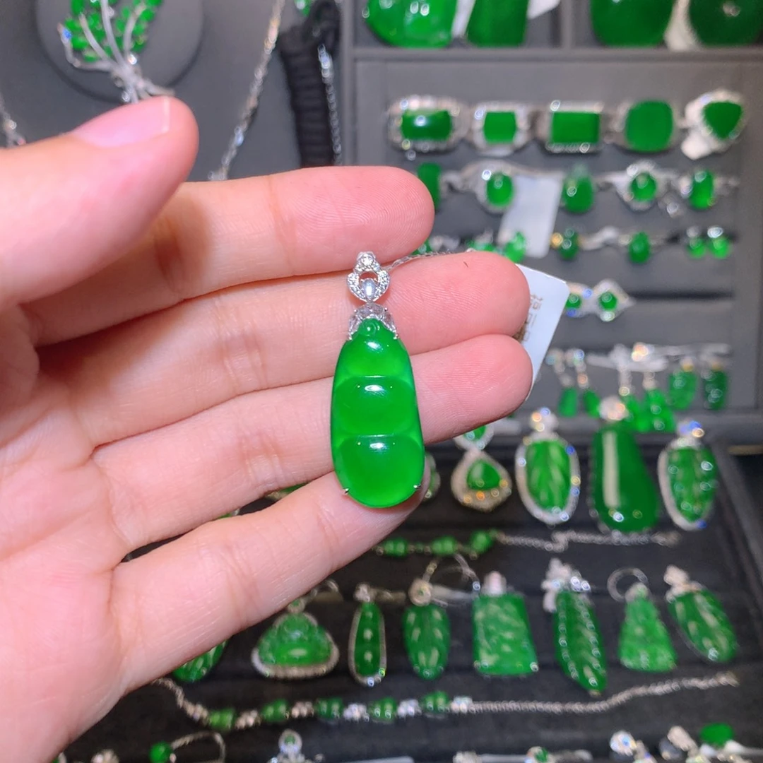 颈饰18K金镶嵌翡翠福豆吊坠