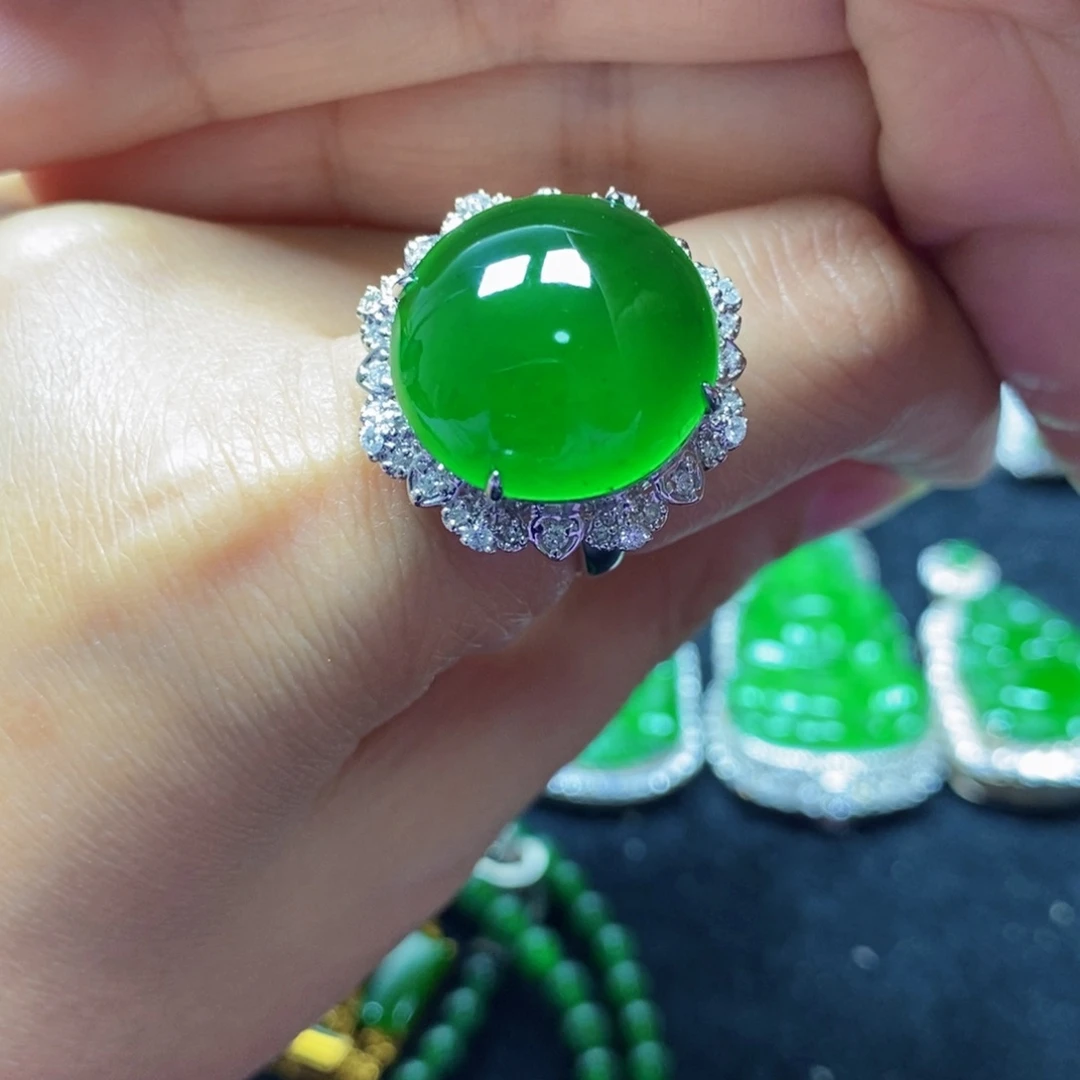 翡翠戒指18K金镶嵌三****6天然翡翠