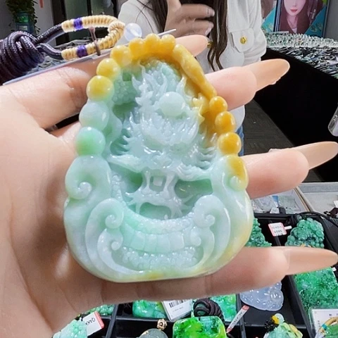 翡翠未镶嵌颈饰一个