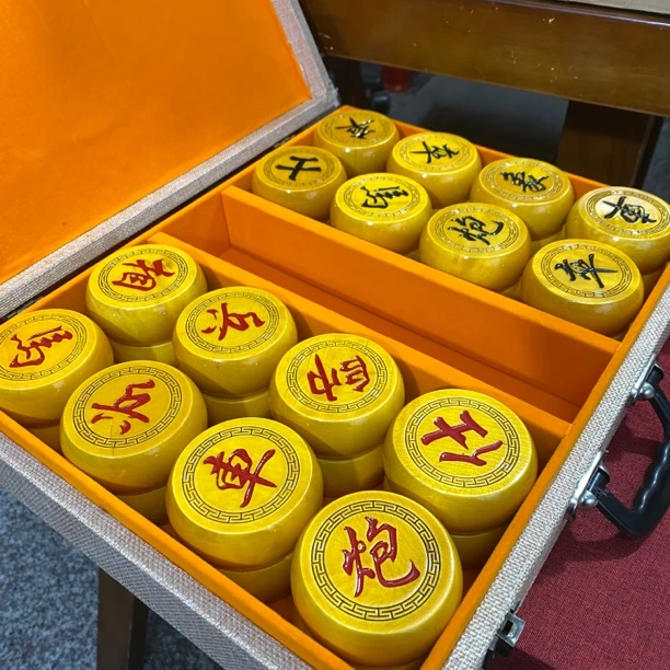 金丝楠木大叶桢楠七分回纹阴雕实木中国象棋皮革质感棋盘礼盒套装