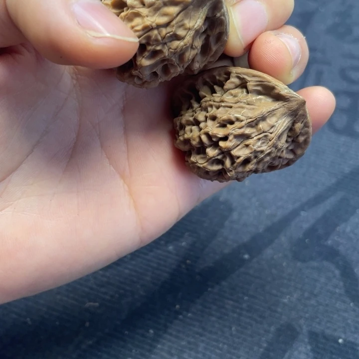 王***伟文玩核桃吊坠凤凰羽瑕疵