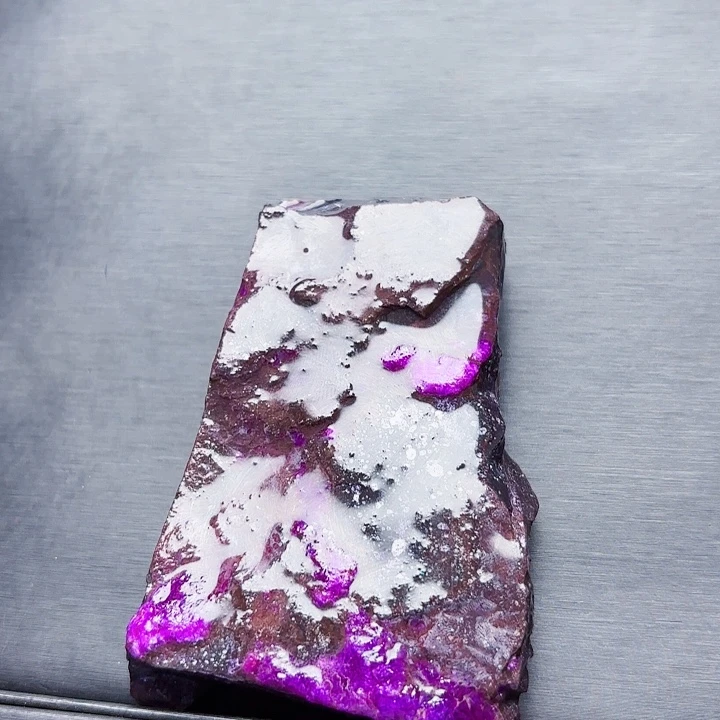 女***王苏纪石（舒俱来）未镶嵌火焰纹红丝绒原石