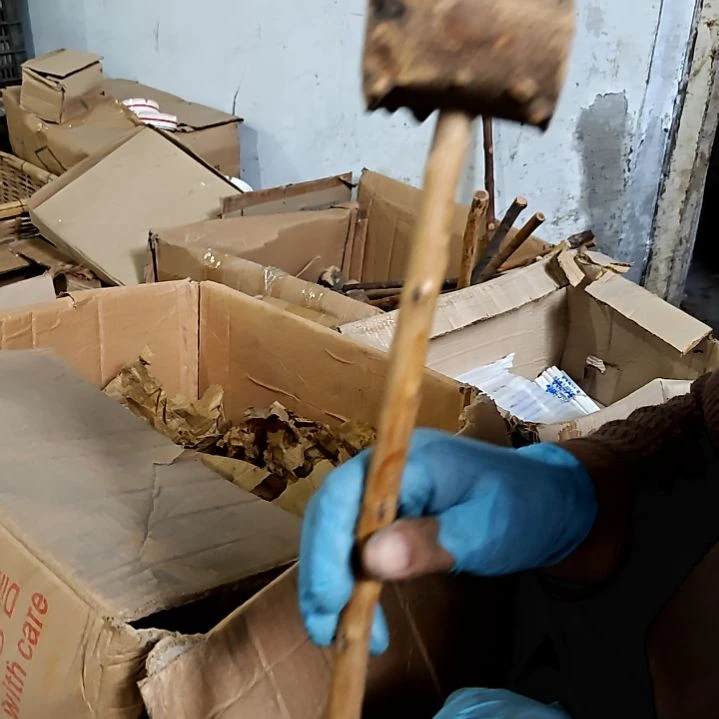 盘子碗茶壶啥都有
