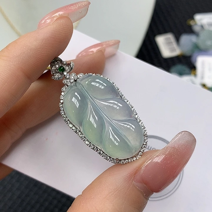 颈饰18K金镶嵌翡翠