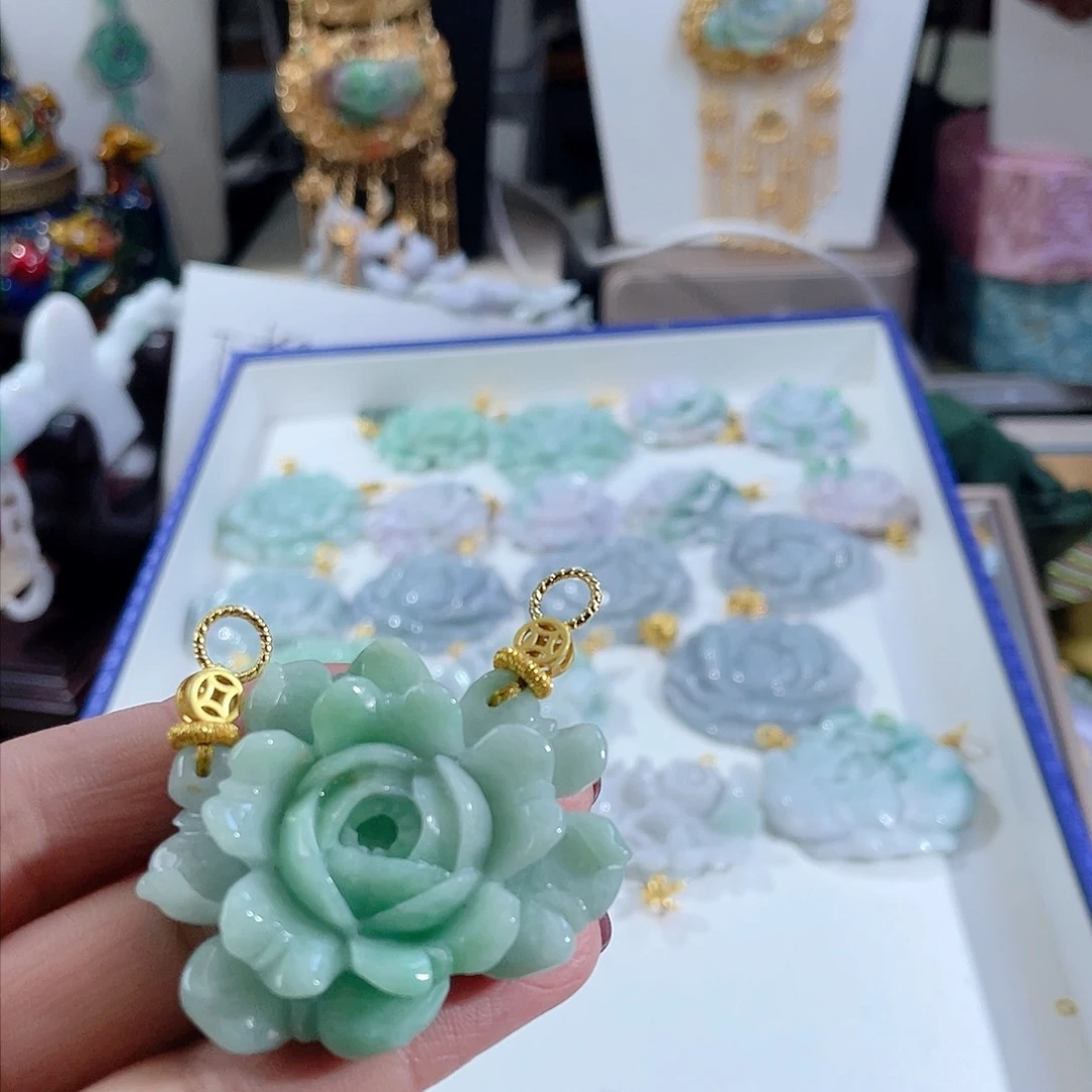 翡翠颈饰未镶嵌白***兰翡翠花朵