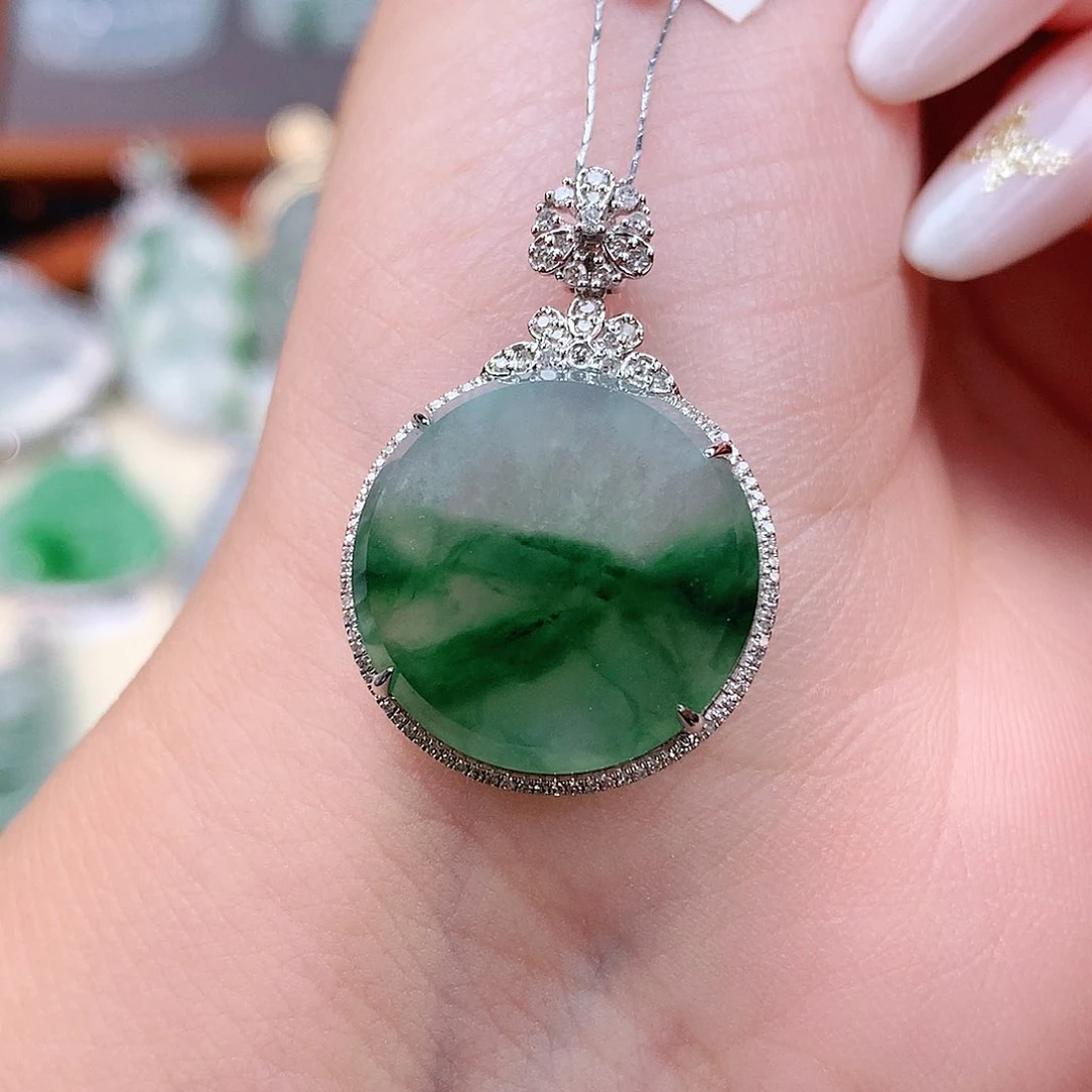 颈饰18K金镶嵌翡翠圆牌