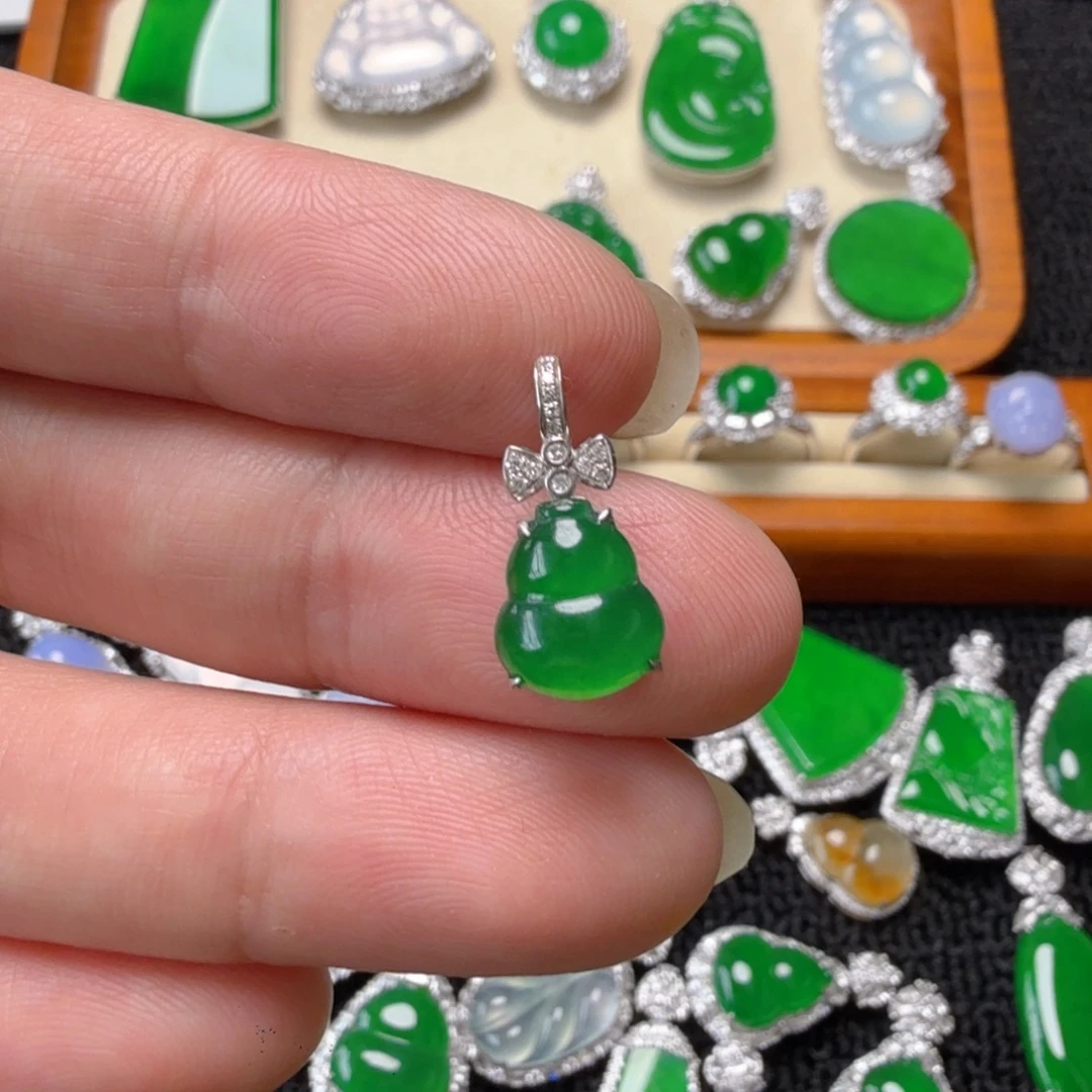 翡翠18K金镶嵌颈饰吊坠