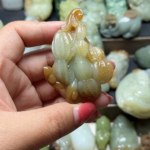 和田玉未镶嵌颈饰龍**神